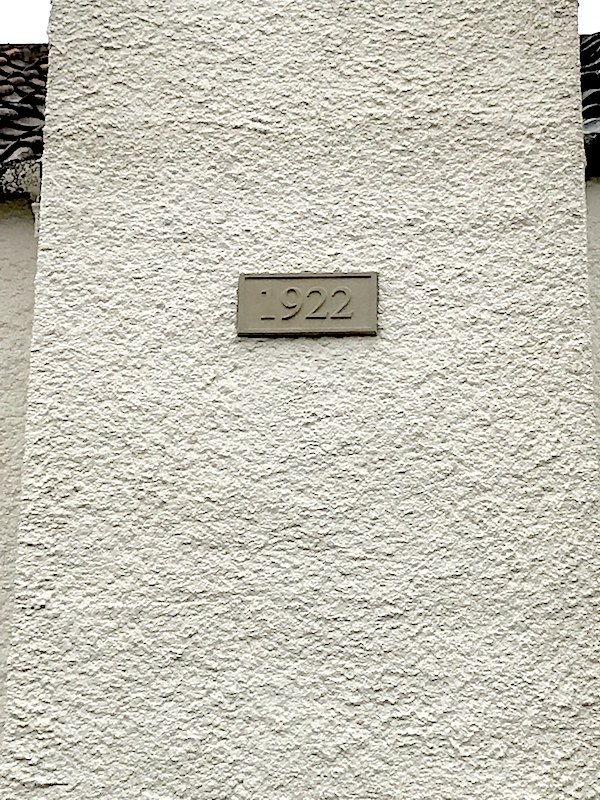 Render with plaque 1922