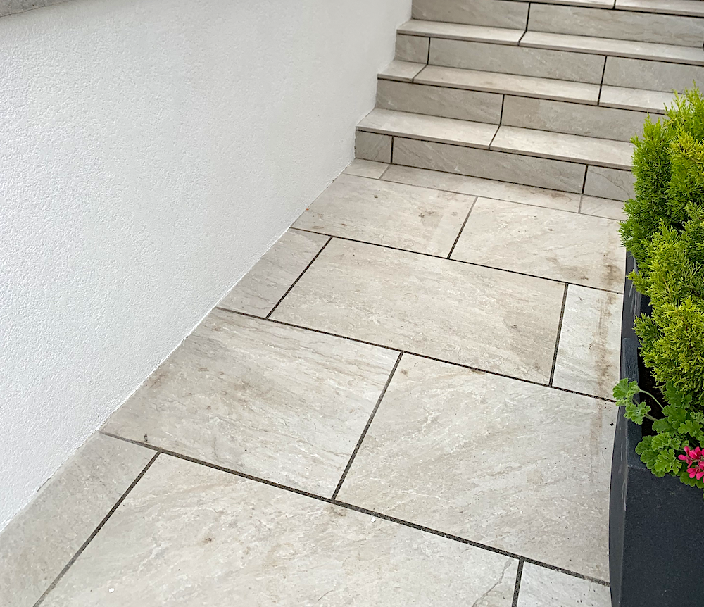 Bedale Render Job, garden walls - closeup